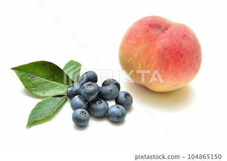 藍莓和桃子 104865150