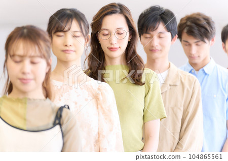 閉著眼睛的年輕女人或男人 104865561