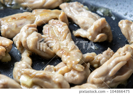 在煎鍋中煎炸雞肉(幼雞 seseri)的烹飪場景。 在煎鍋中煎炸雞肉(幼雞 seseri)的烹飪場景。 104866475