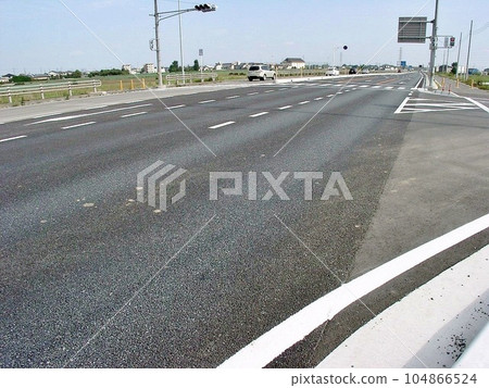 National Route 17 Jobu Road. A view of the Akutsu intersection from the Anyoji (East) intersection. The white building is the Ojima Budokan. 104866524