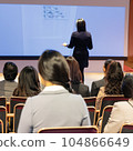 人們聽講座的背影 104866649
