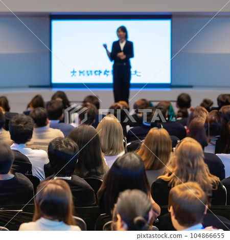 人們聽講座的背影 104866655