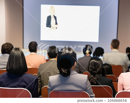 人們聽講座的背影 104866656