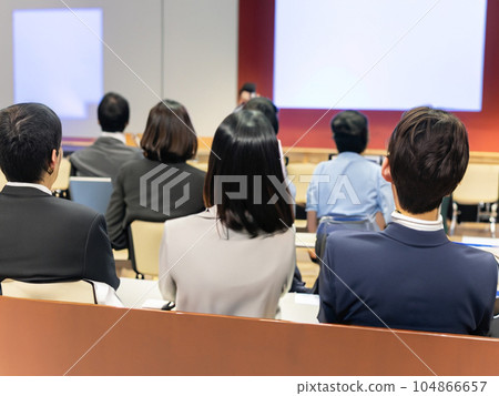 人們聽講座的背影 104866657