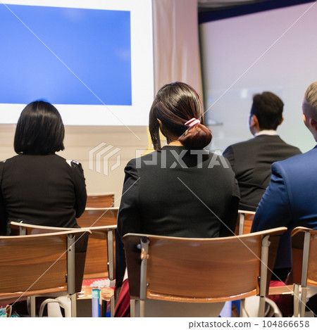 人們聽講座的背影 104866658