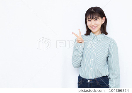 一個三十多歲的女人在白色背景前做和平標誌 104866824