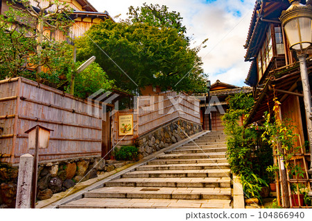 清水寺是通往清水寺的參道,保留著斜坡和石板路 清水寺是通往清水寺的參道,保留著斜坡和石板路 104866940