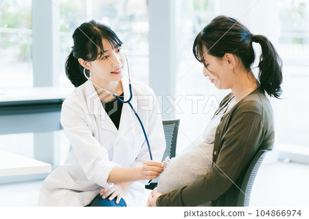 An obstetrician-gynecologist doctor who consults 104866974