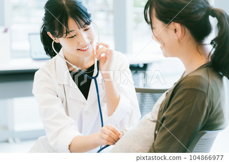 An obstetrician-gynecologist doctor who consults 104866977