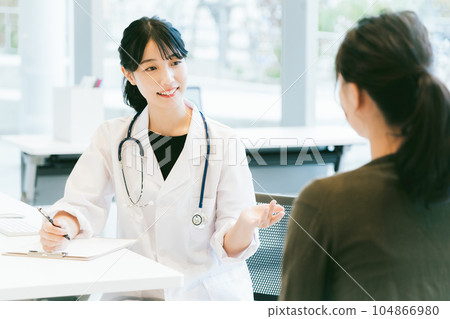 A female doctor who consults 104866980