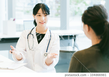 諮詢的女醫生 104866981