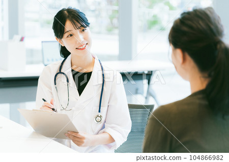 諮詢的女醫生 104866982