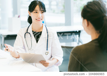 諮詢的女醫生 諮詢的女醫生 104866983