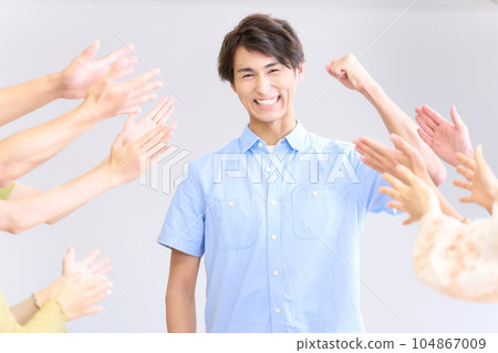 A young man who decides a guts pose after receiving praise A young man who decides a guts pose after receiving praise 104867009