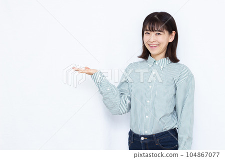 一位三十多歲的女性在白色背景前微笑著做介紹 104867077
