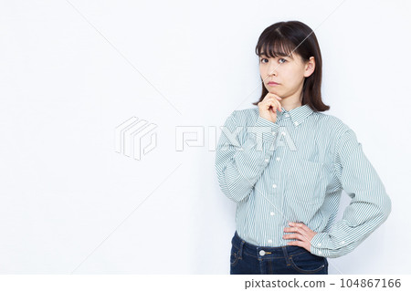 一個在白人背景前陷入困境的三十多歲的女人 104867166