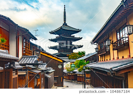 Yasaka Pagoda is a historical symbol tower of Kyoto Higashiyama 104867184