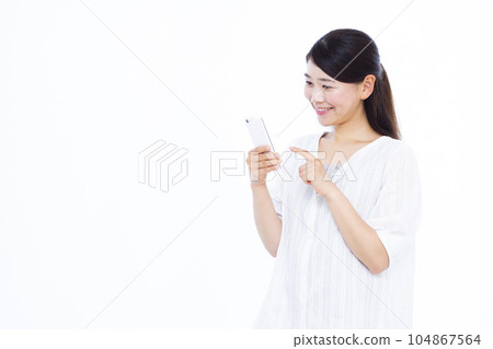 一名三十多歲的女性在白色背景前操作智能手機 一名三十多歲的女性在白色背景前操作智能手機 104867564