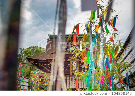 夏天的北野天滿宮、三光門和參道都裝飾著七夕條，祈求冠狀病毒平息 104868143