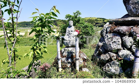 The statue of Kannon on Senninzuka in the old battlefield of Shinshiro during the Bunei War The statue of Kannon on Senninzuka in the old battlefield of Shinshiro during the Bunei War 104868950