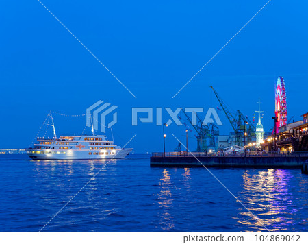 Kobe Port Mosaic Big Ferris and Tourist Boat Concerto at dusk 104869042