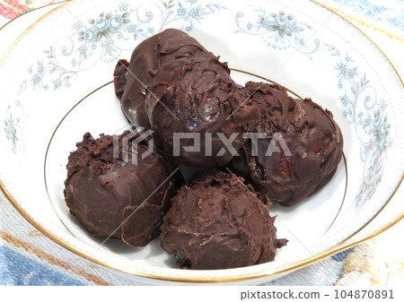 large chestnut glacé chocolate large chestnut glacé chocolate 104870891