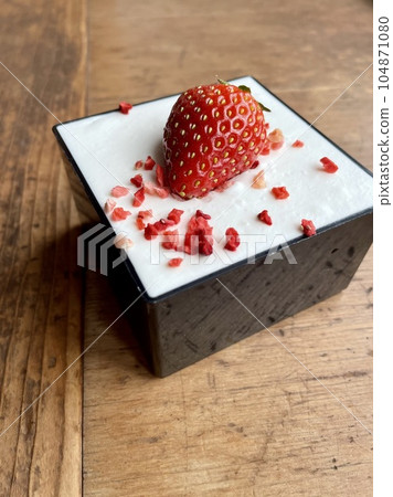方形盒中的草莓紙杯蛋糕 杯形糖果 104871080