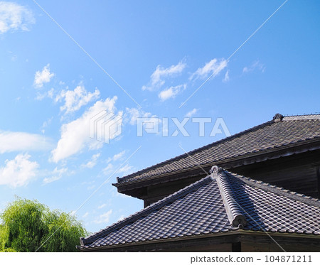 有瓦片屋頂和明亮的藍天的老日本房子 104871211