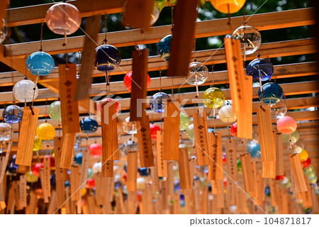 Many wind chimes 104871817