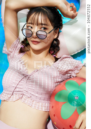 穿著泳衣放鬆的年輕女子 104872552
