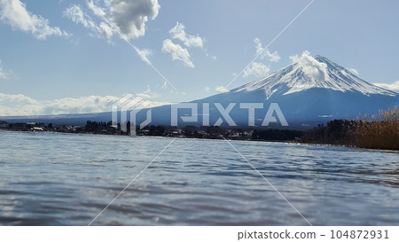 欣賞湖泊和富士山的景色 欣賞湖泊和富士山的景色 104872931