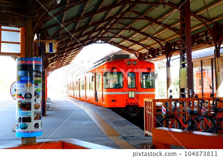一列紅色火車停在復古站台上 一列紅色火車停在復古站台上 104873811