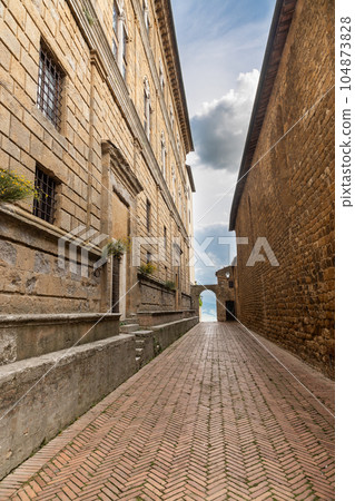 Narrow lane in the ancient town of Pienza in Tuscany, Italy Narrow lane in the ancient town of Pienza in Tuscany, Italy 104873828