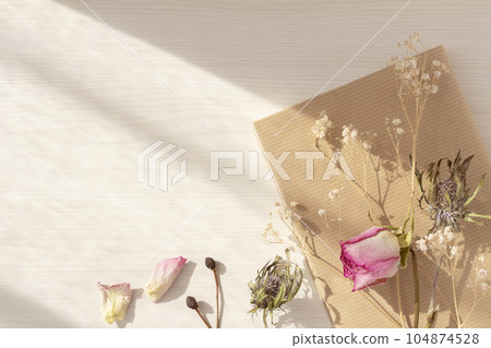 粉紅玫瑰、霧霾草和刺芹乾花框架 104874528