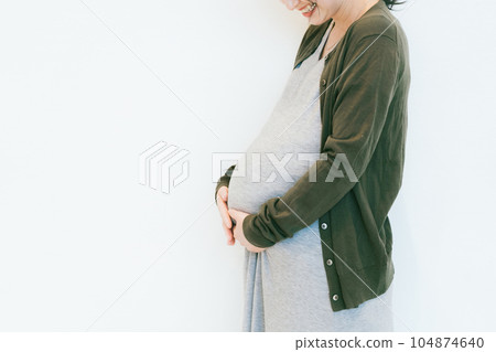 Pregnant woman 104874640