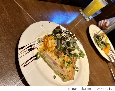 potato and bacon quiche 104874719