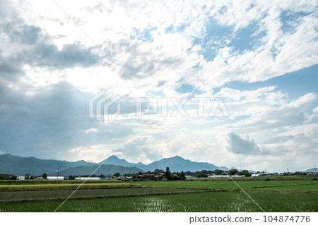 東北夏季風景 稻田、天空、雲彩、山脈和輕鬆的東北夏季田園風光 104874776
