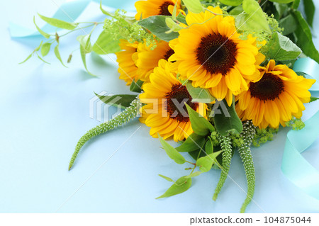Sun flower bouquet 104875044