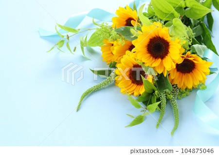 Sun flower bouquet 104875046