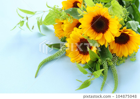Sun flower bouquet 104875048