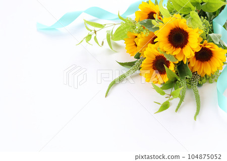 Sun flower bouquet 104875052
