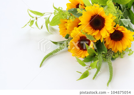 Sun flower bouquet 104875054