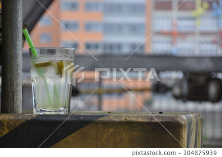 Closeup of a forgotten mojito cocktail on a concrete pillar at media harbour in Duesseldorf, Germany 104875939