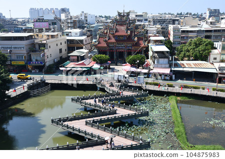 High-angle shot of the footbridge leading to the temple at Lotus Lake in Kaohsiung, Taiwan 104875983
