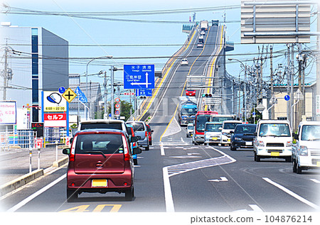 從島根縣一側看到的江島大橋上坡路和車流(插畫風格) 從島根縣一側看到的江島大橋上坡路和車流(插畫風格) 104876214