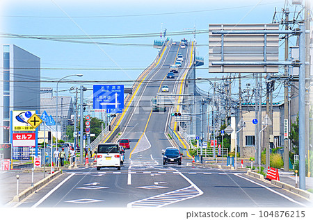 從島根縣一側看到的江島大橋上坡路和車流(插畫風格) 從島根縣一側看到的江島大橋上坡路和車流(插畫風格) 104876215