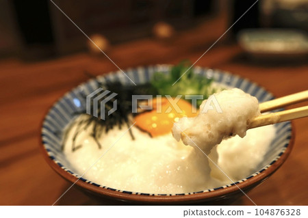 磨碎的山藥飯配上生雞蛋 104876328