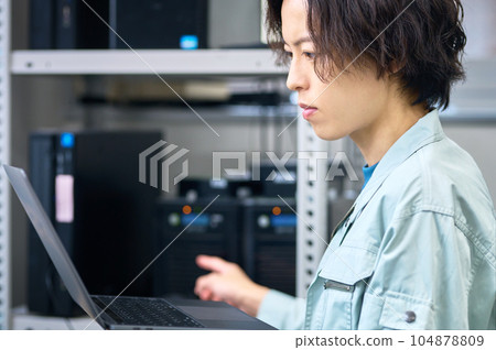 工程師前往正在維護服務器的個人計算機 工程師前往正在維護服務器的個人計算機 104878809