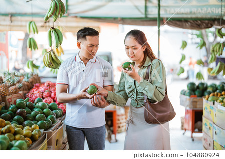 couple of customer choosing the vocados couple of customer choosing the vocados 104880924