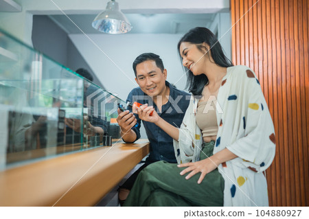 couple of vape customer comparing the vape mods couple of vape customer comparing the vape mods 104880927